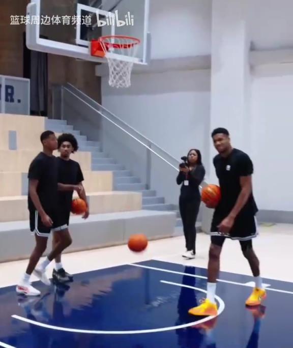 別人能學(xué)得來嗎？名場面：字母哥指導(dǎo)小球員籃下腳步！