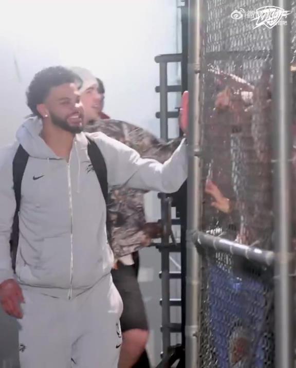 68勝歷史第五傲人戰(zhàn)績！雷霆全員回到OKC，當(dāng)?shù)厍蛎詿崆榻訖C(jī)