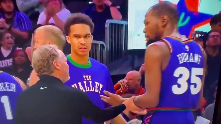 下課導(dǎo)火索？主帥布登此前抓住KD手臂要說什么，被一把甩開！