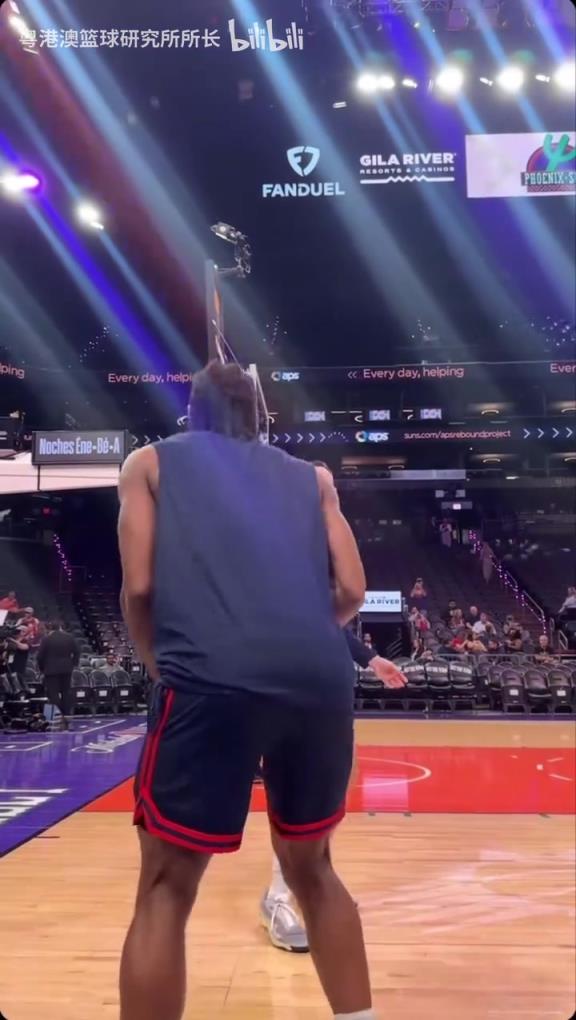 機(jī)器人級(jí)別的靜態(tài)身體！近距離看小卡的賽前熱身！