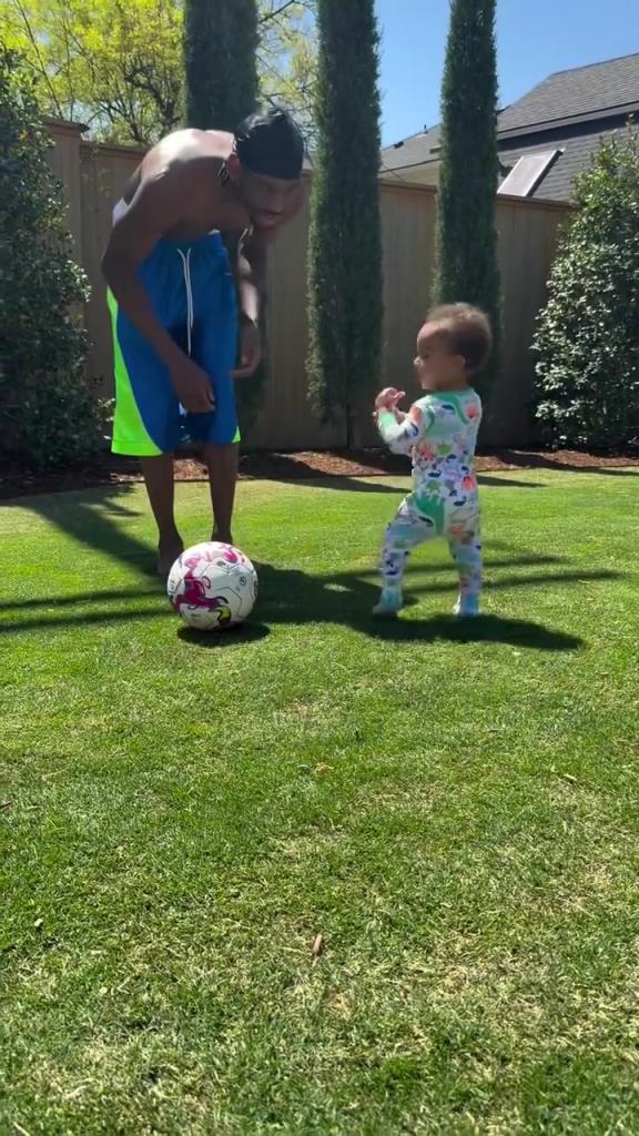 足球要從娃娃抓起！SGA帶娃踢足球，小孩摔倒時(shí)鼓掌“嘲笑”！